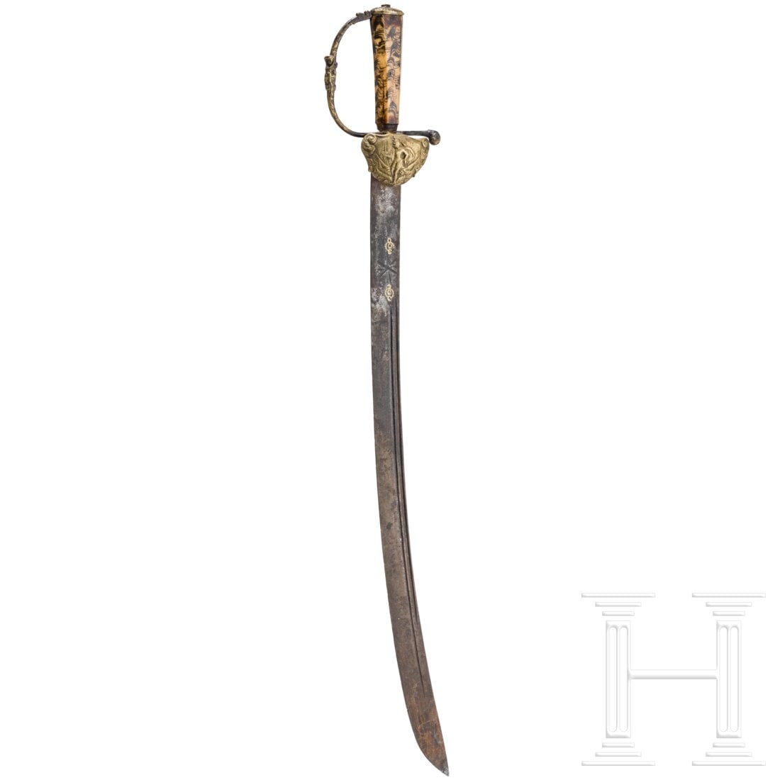 A small German hunting saber, mid-18th century: A small German hunting saber, mid-18th centuryGeschwungene, beidseitig zweifach gekehlte Rückenklinge. Am Ansatz je zwei messinggefütterte Marken, dazwischen leicht floral gekerbt. Klinge fleckig. B