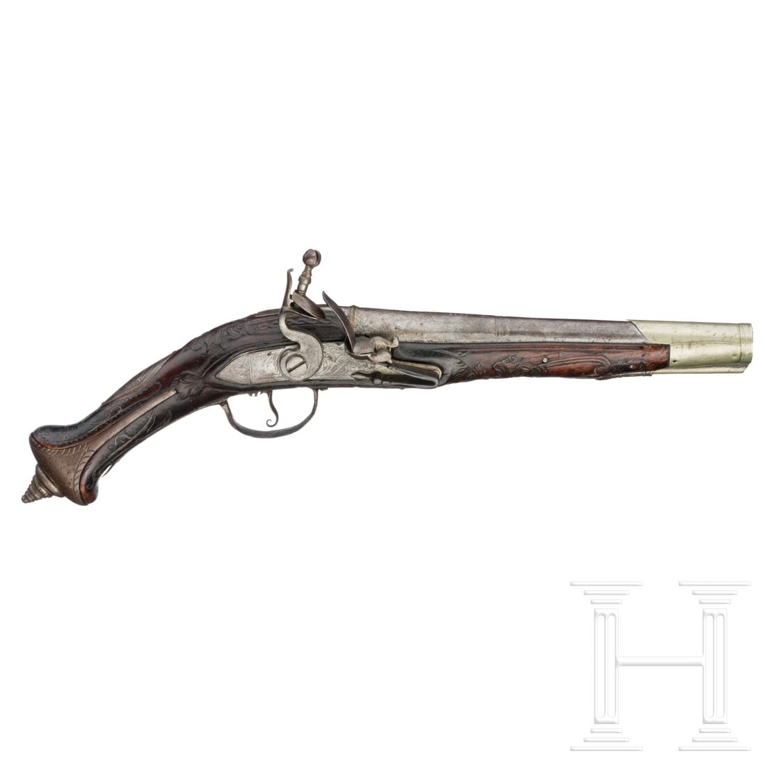 A flintlock pistol, Balkans, circa 1830: A flintlock pistol, Balkans, circa 1830Seitlich abgeflachter, nach Bändern in rund übergehender Lauf mit glatter Seele im Kaliber 15. Über der Kammer mit Pseudoinschrift verziert. Laderast defekt. 