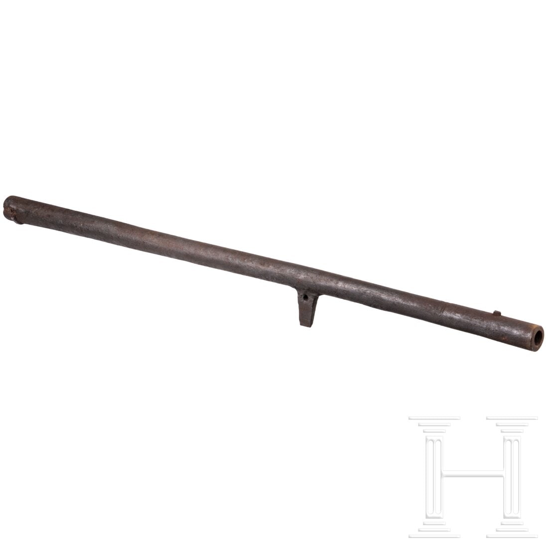 A heavy German arquebus barrel, 2nd half of the 16th century: A heavy German arquebus barrel, 2nd half of the 16th centuryRunder, leicht konischer Lauf mit verstärkter Mündung. Glatte Seele im Kaliber 23 mm. Aufgesetztes eisernes Korn, die eingeschobene Kimme 