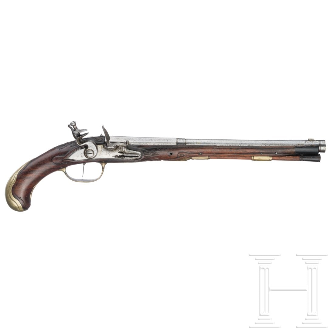 A long flintlock pistol by C. Dettenrieder in Ulm, circa 1720: A long flintlock pistol by C. Dettenrieder in Ulm, circa 1720Oktagonaler, nach Baluster in poligonal übergehender Lauf mit silbernem Spinnenkorn. 14-fach gezogene Seele im Kaliber 14 mm. Über der Ka