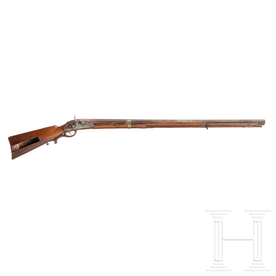 A converted percussion shotgun, Liège, circa 1810: A converted percussion shotgun, Liège, circa 1810 Runder, spitz zulaufender Lauf mit glatter Seele im Kaliber 18 mm. Links über der Kammer "Hyos"(?) geschlagen. Aptiertes Perkussionsschlos