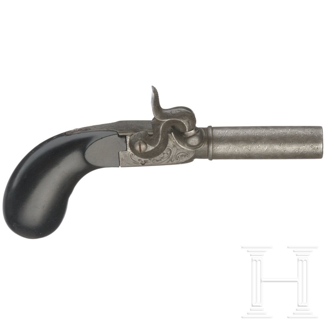 A small pocket pistol, Liége, circa 1840: A small pocket pistol, Liége, circa 1840Runder Nockenlauf (festsitzend) aus Damast. Glatte Seele mit achtfach gezahnter Mündung im Kaliber 9 mm. Floral gravierter Rahmen, linksseitig lütticher Abna