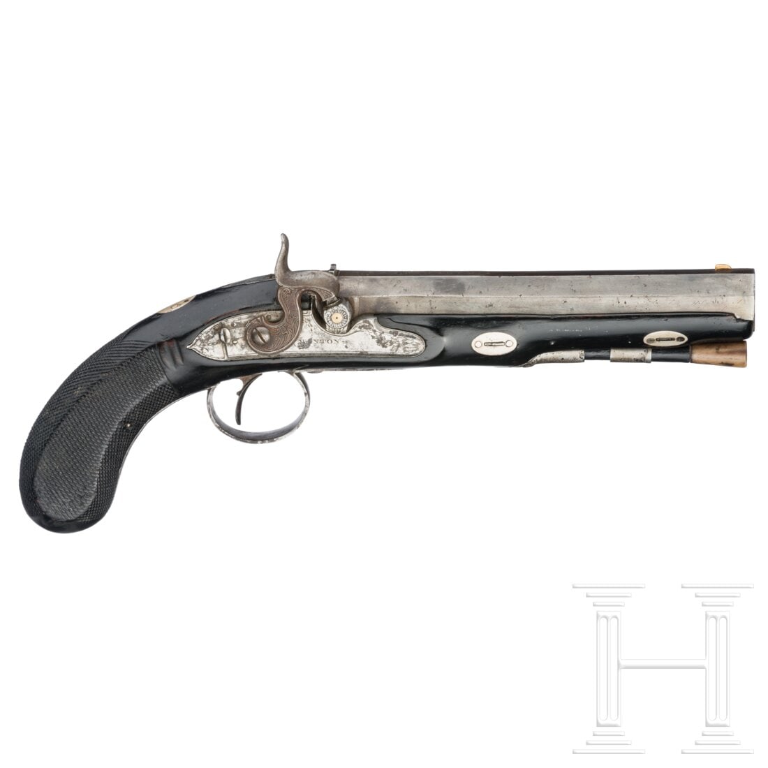 A heavy percussion pistol, Manton in London, circa 1860: A heavy percussion pistol, Manton in London, circa 1860Schwerer, gebläuter, oktagonaler Lauf mit siebenfach gezogener Seele im Kaliber 14 mm. Am Laufansatz in Gold eingelegtes Band und über der Kamm