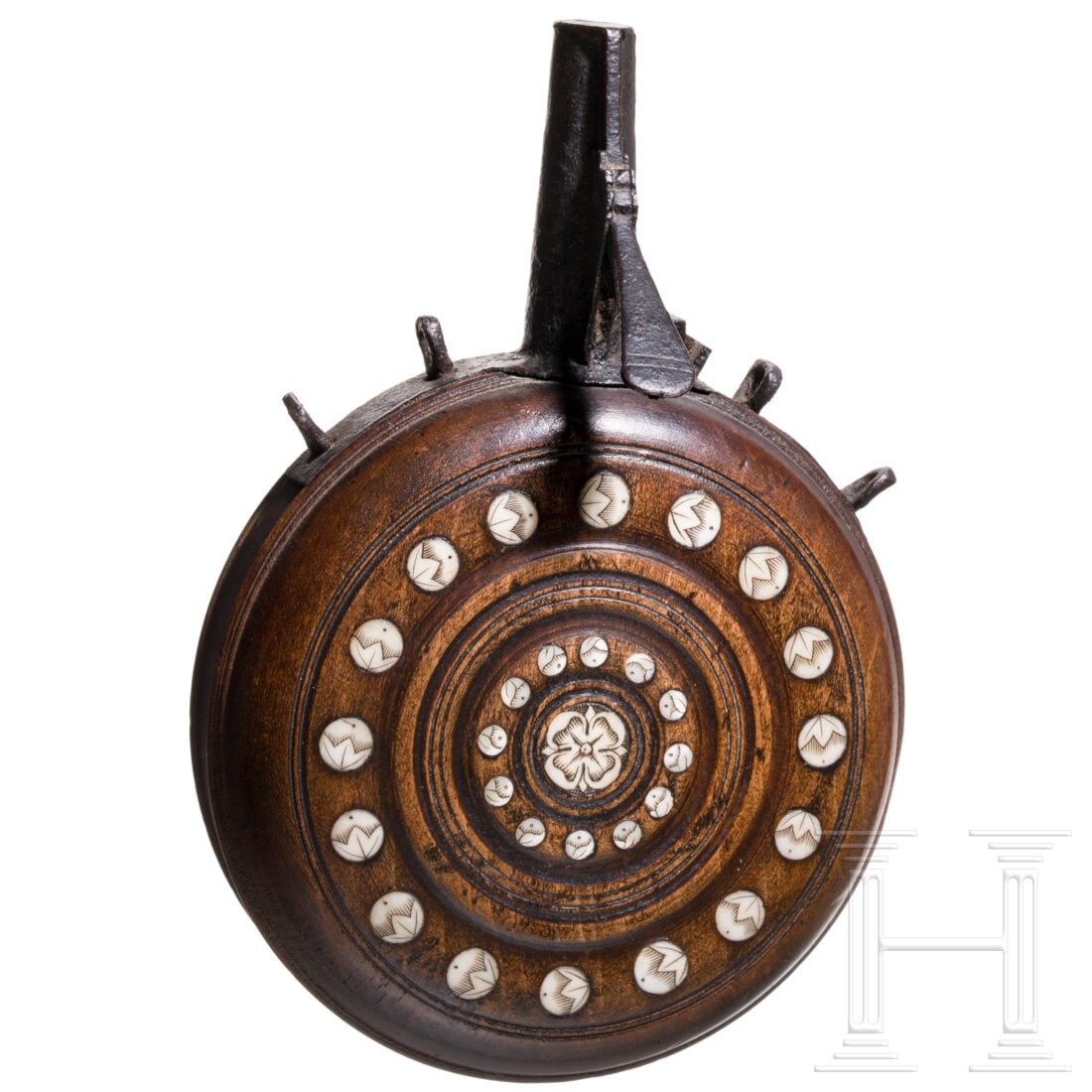 A round powder flask with bone inserts, Bohemian/Silesian, mid-17th century: A round powder flask with bone inserts, Bohemian/Silesian, mid-17th centuryGedrechselter Korpus aus Nussbaumholz, schauseitig mit runden, kreisförmig angeordneten Einlagen aus Bein. Rückseitig ebenf