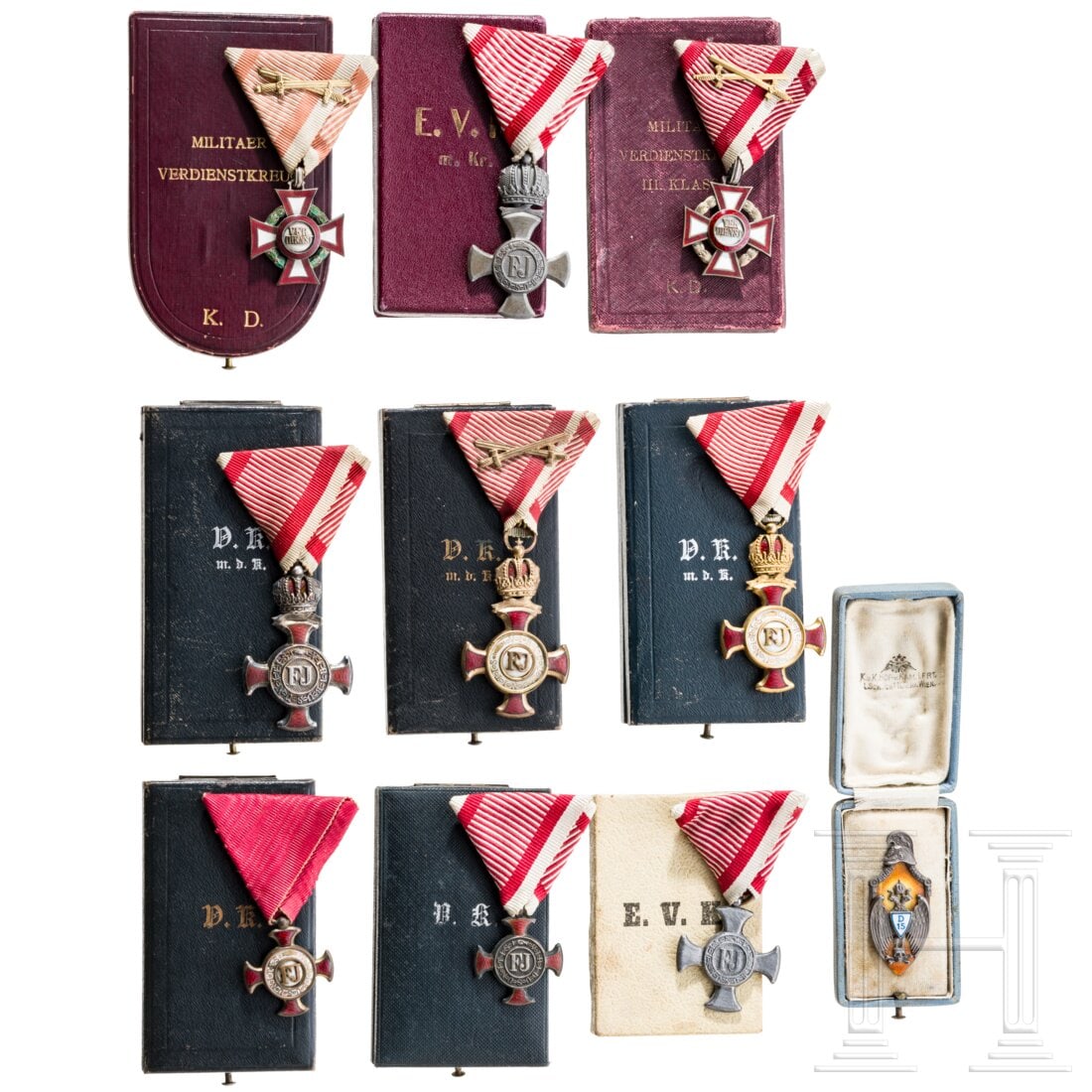 A collection of 10 Austrian awards: A collection of 10 Austrian awardsZwei Militärverdienstkreuze 3. Klasse, eines im Etui von Rothe & Neffe, Wien. Sieben Verdienstkreuze, dabei zwei vergoldete Ausführungen von Kunz in Wien und zwei G