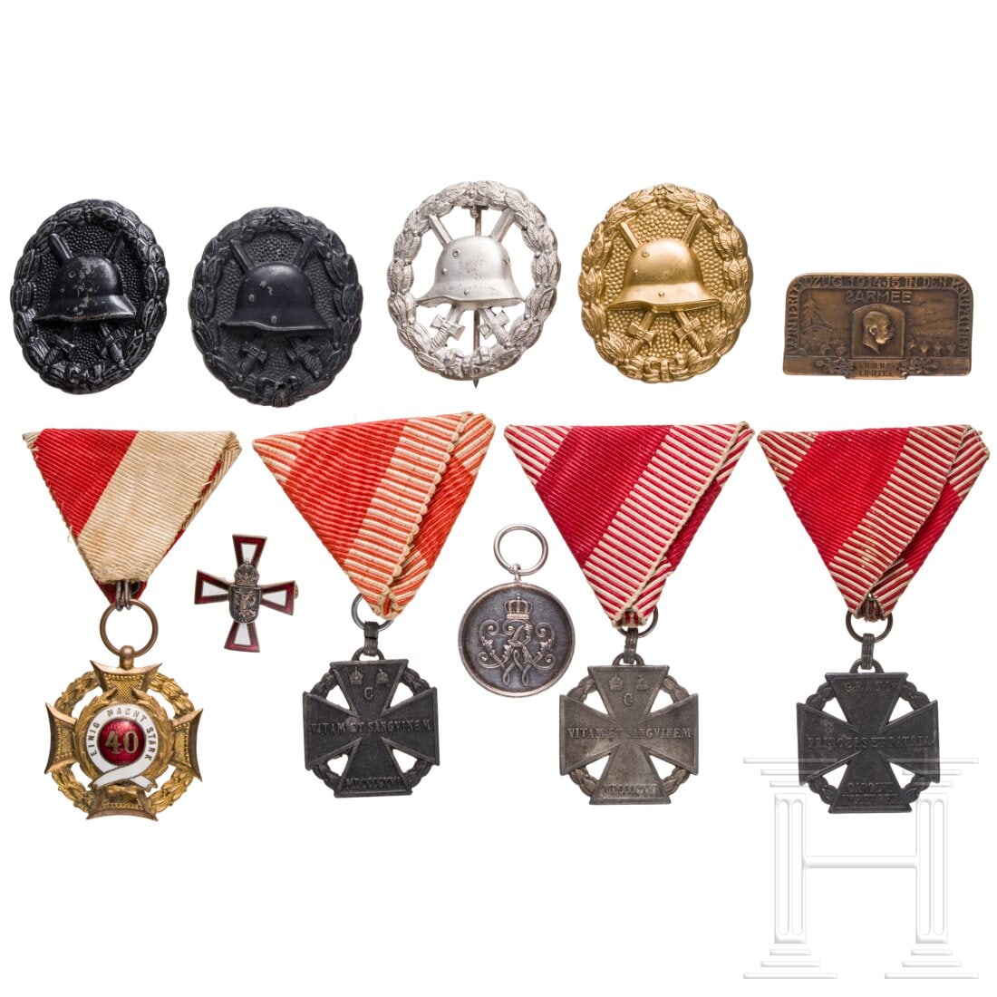 Eleven awards: Eleven awardsVergoldetes Kreuz „Einig macht stark / 40", schauseitig emailliert (Chips). Kleines Buntmetallkreuz mit schauseitiger Emaille (Risse, Chips) und aufgelegtem Doppeladler. Drei Karl-Trupp