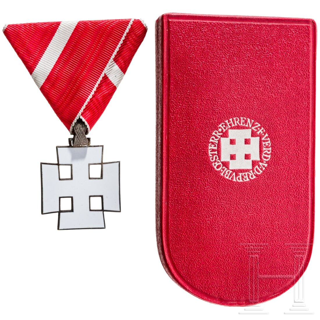 A Cross of Honour for Services to the Republic of Austria, 1st Republic: A Cross of Honour for Services to the Republic of Austria, 1st RepublicKreuz aus versilbertem weißen Metall, beidseitig weiß emailliert, ohne Stempel. Am Dreiecksband. In originalem Etui mit schwarz