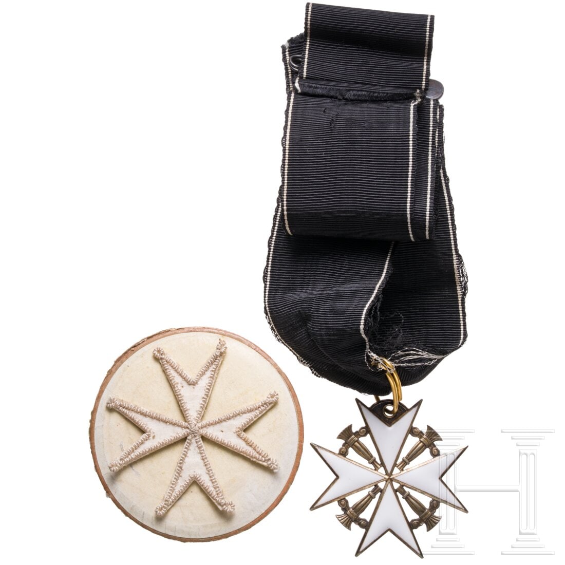 Order of St. John, Swedish Cooperative - a Cross of the Knights of Honor: Order of St. John, Swedish Cooperative - a Cross of the Knights of HonorKomturkreuz aus vergoldetem Silber, beidseitig weiß emailliert (minimale Chips), am sichtlich getragenen Halsband. Breite ca. 4