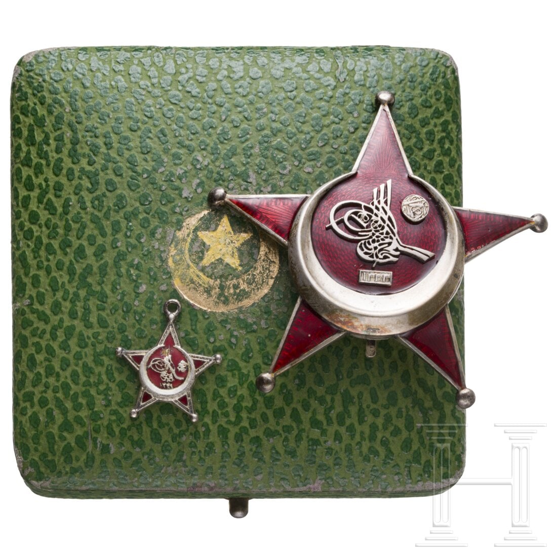 An Order of the Iron Crescent: An Order of the Iron CrescentMehrteilig gefertigter, konvexer silberner Stern, schauseitig rot emailliert mit aufgelegter Tughra. Rs. eine leicht gebauchte Vertikalnadel (gestempelt „SILBER"). Dazu 