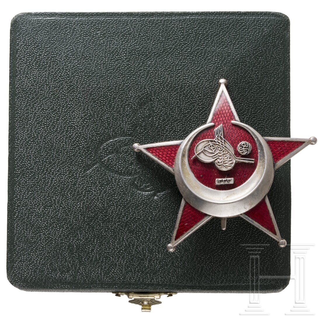 An Order of the Iron Crescent: An Order of the Iron CrescentMehrteilig gefertigter, konvexer silberner Stern, schauseitig rot emailliert mit aufgelegter Tughra. Rs. eine leicht gebauchte Vertikalnadel (gestempelt „900"). In neuem