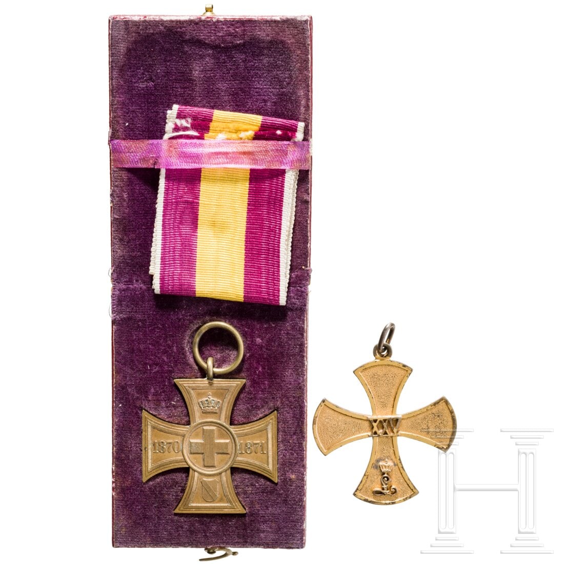 Commemorative Cross for Voluntary Service, 1870-71: Commemorative Cross for Voluntary Service, 1870-71Vergoldetes Kreuz im beschädigten Etui mit unkonfektioniertem Band. Dazu eine Dienstauszeichnung für 25 Jahre für Krankenschwestern mit rs. Namensg