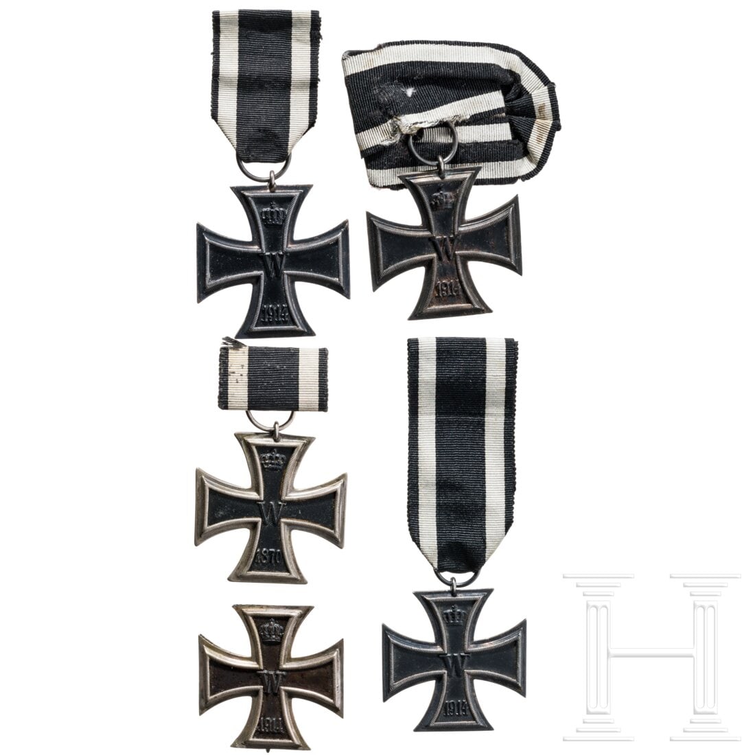 Mixed lot of Iron Crosses, 1914: Mixed lot of Iron Crosses, 1914Vier Eiserne Kreuze 2. Klasse, 1914, alle mit Band; ein Eisernes Kreuz 1. Klasse, flache Ausführung, rückseitig mit Nadel, Silberzarge teilweise geöffnet. Ordentliche