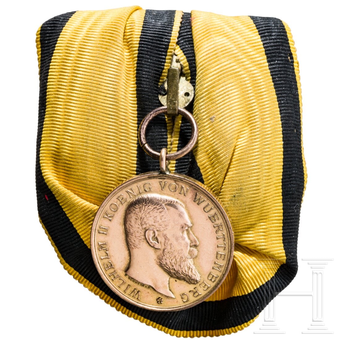 A Golden Military Merit Medal, 1892: A Golden Military Merit Medal, 1892Gold, in der Öse undeutlich gepunzt "333"(?) mit vs. Bildnis König Wilhelm II, unter dem Halsansatz die Stempelschneidersignatur "K. Schwenzer" (Karl Schwenzer, St