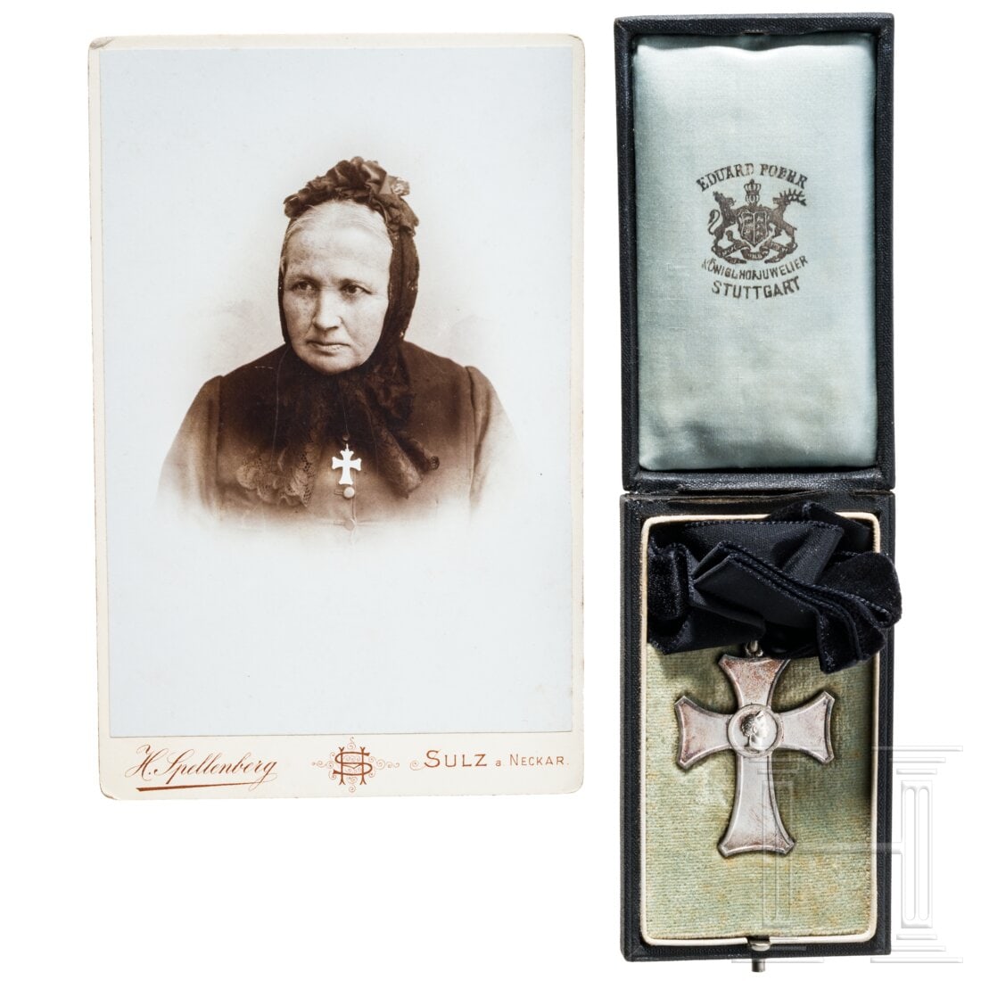 Silbernes Ehrenzeichen für weibliche Dienstboten im Verleihungsetui, dazu Trägerinnenfoto: Silbernes Ehrenzeichen für weibliche Dienstboten im Verleihungsetui, dazu TrägerinnenfotoKreuz Silber, rückseitig mit Punzen: „FOEHR / 800 / Halbmond / Krone", an langem Halstrageband aus Samt, i