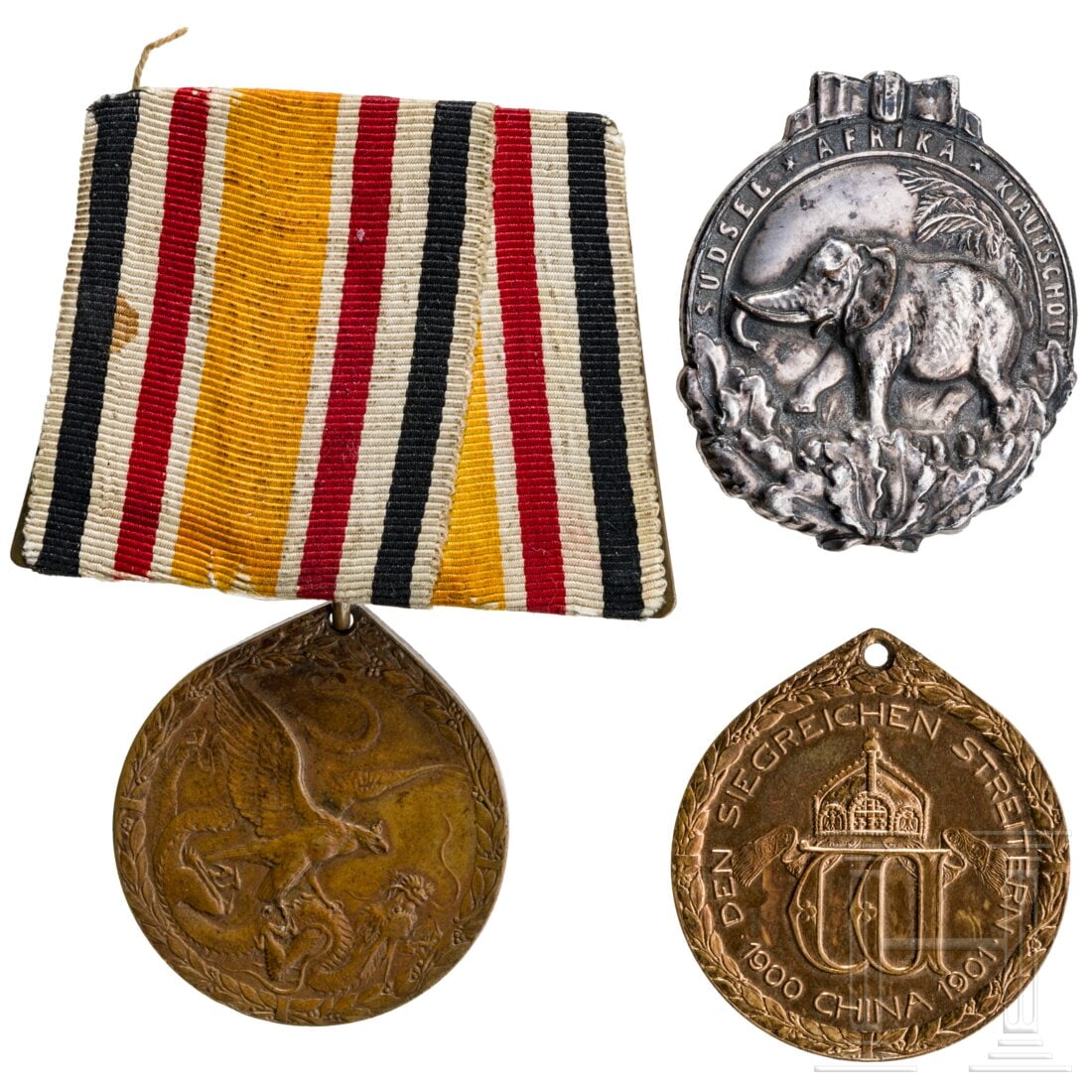 Two Chinese commemorative medals for combatants: Two Chinese commemorative medals for combatantsJeweils aus Bronze, eine an Einzelspange, die zweite ohne Ring und Band. Dazu das Kolonialabzeichen (Elefantenorden) von 1922 in versilberter Leichtmetal