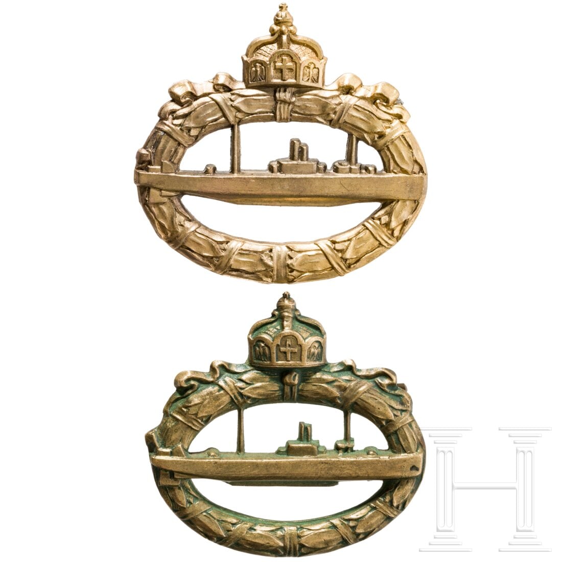 A Submarine War Badge, 1918: A Submarine War Badge, 1918Bronze vergoldet, Gewicht 24,39 Gramm, rückseitig mit eckiger Quernadel, gestempelt "WALTER SCHO T / fec.". Gut erkennbar bei diesem Original das fehlende erste "T" bei Sch