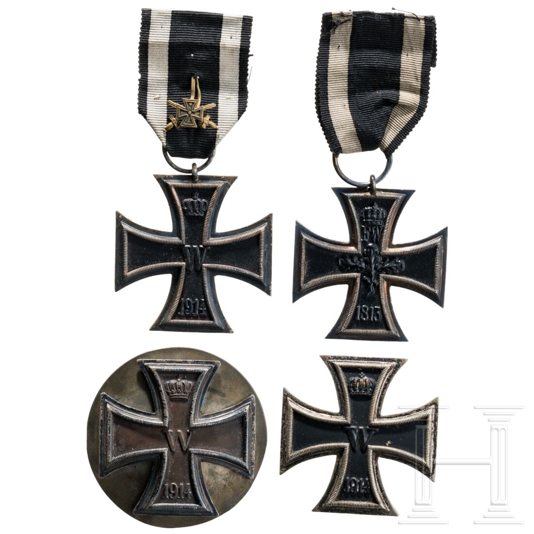 Four Iron Crosses 1914: Four Iron Crosses 1914Jeweils mit geschwärztem Eisenkern, zwei 1. Klassen, eines konvex mit rs. bauchiger Vertikalnadel, das Zweite (flugrostig) konvex mit zwei rs. Schraubmuttern an Gewindestiften u