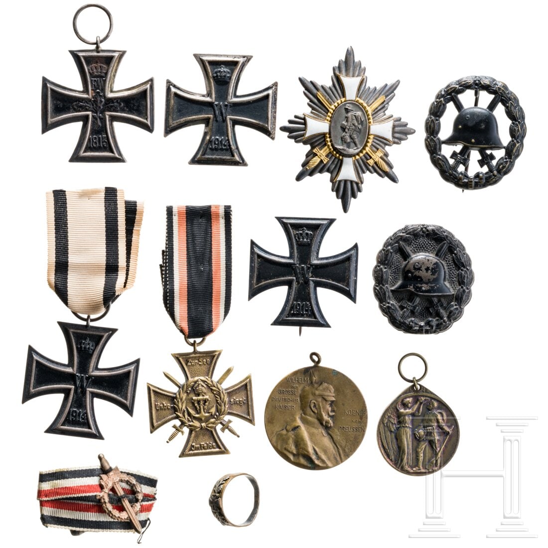 A small group of orders: A small group of ordersZwei Eiserne Kreuze 1914, 1. Klasse und zwei 2. Klassen, zwei VWA 1918 in Schwarz, drei KDM 1870/71 und acht FEK, sechs weitere Auszeichnung und ein Ring. Teils beschädigt, ohn