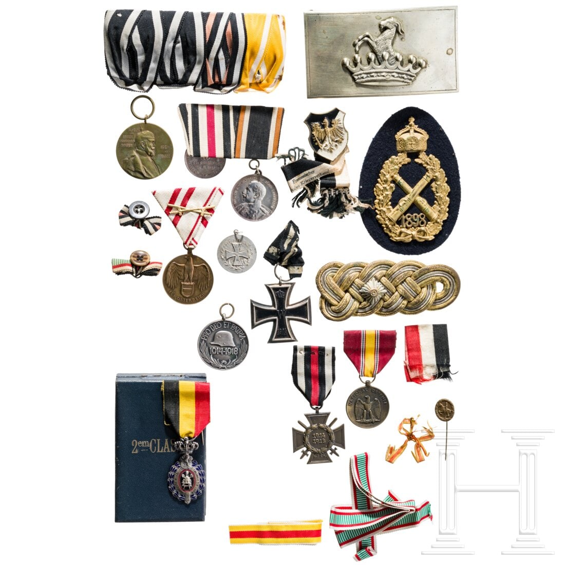 A small group of orders and badges: A small group of orders and badgesEin Kaiserschießpreis für die Artillerie 1898, ein einzelnes Schulterstück für einen Generalleutnant (Reichswehr?) und eine Schliesse für ein jagdliches Gehänge
