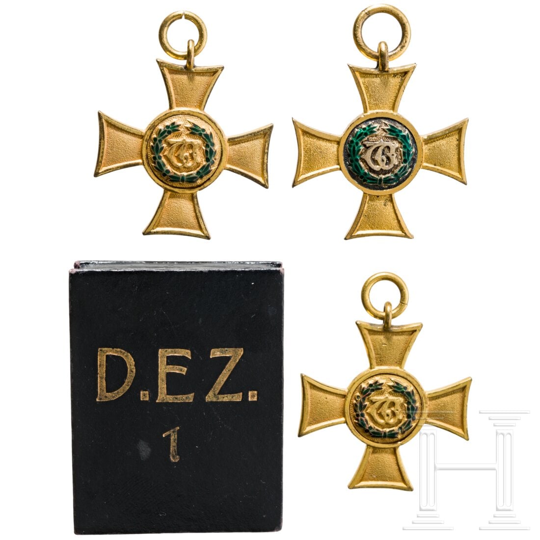 Set of three service crosses 1st Class, 1891 - 1921: Set of three service crosses 1st Class, 1891 - 1921Bronze feuervergoldet, Kranz emailliert, teilweise mit leichten Emailleschäden, dazu ein Etui mit Aufdruck "D.EZ. / 1".Condition: II -