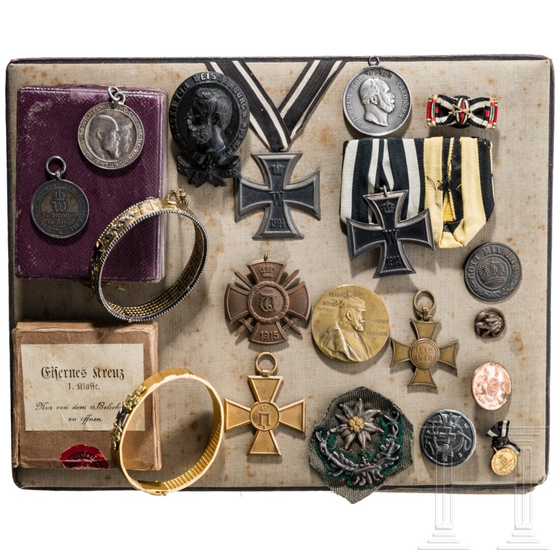 A group of orders and badges: A group of orders and badgesEin Etui zum EK 2 von 1914 und der Überkarton zum EK 1. Ein EK 2 an Spange, Mützenabzeichen des Karpartenkorps. Sechs Wilhelmskreuze mit oder ohne Schwerter, 14 FEK u.a. 