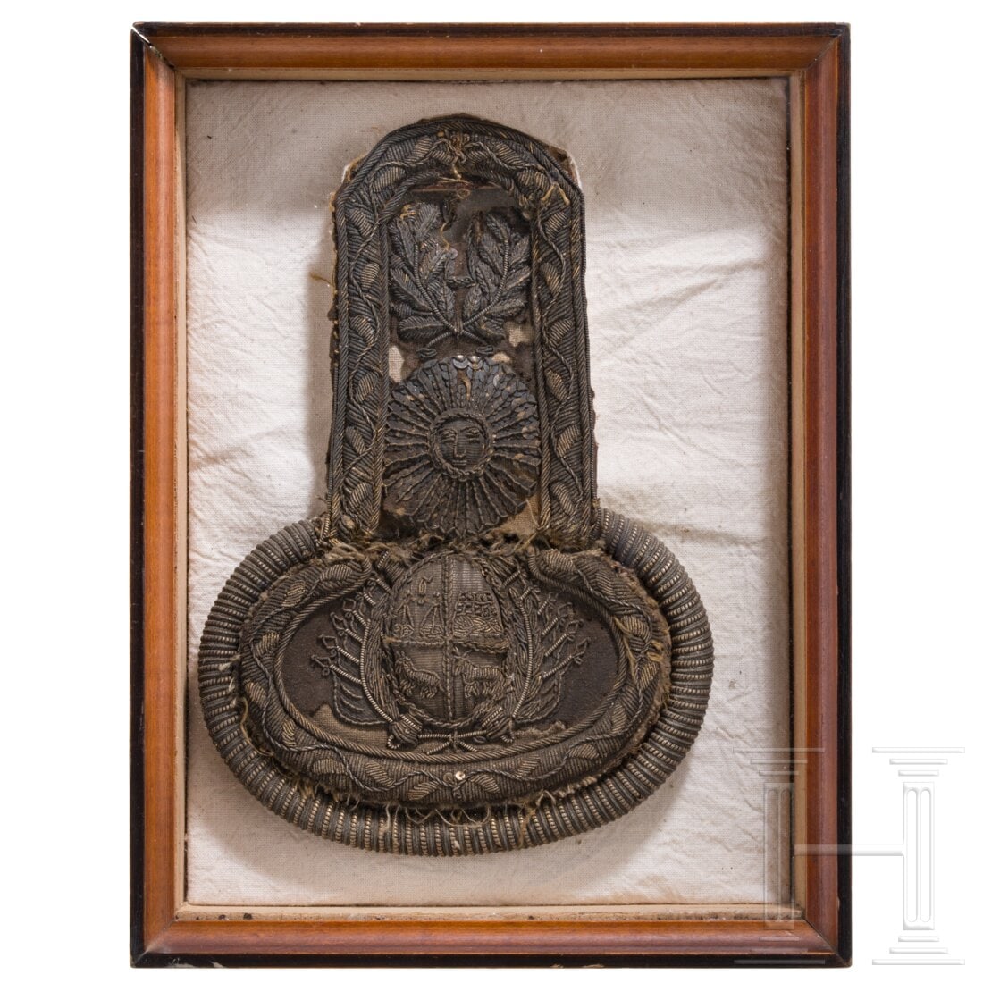 Uruguay - An epaulette of a high-ranking government official, 19th century: Uruguay - An epaulette of a high-ranking government official, 19th centuryFeld und Schieber mit Resten von schwarzem Tuch auf heller Leinenunterlage, darauf eine reiche, aufwendige Silberstickerei mit