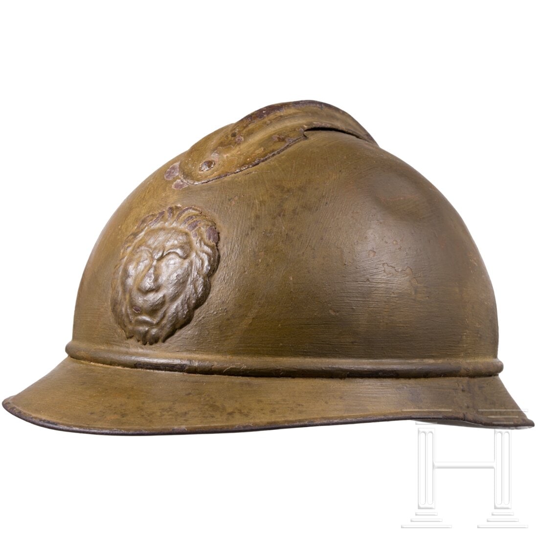 An Adrian M 15 steel helmet for the Belgian Army: An Adrian M 15 steel helmet for the Belgian ArmyBraun übermalte Stahlglocke (Fehlstellen, Dellen) mit angesetztem zweiteiligen Rand, aufgesetztem Verstärkungskamm und schauseitigem Löwenemblem. Led