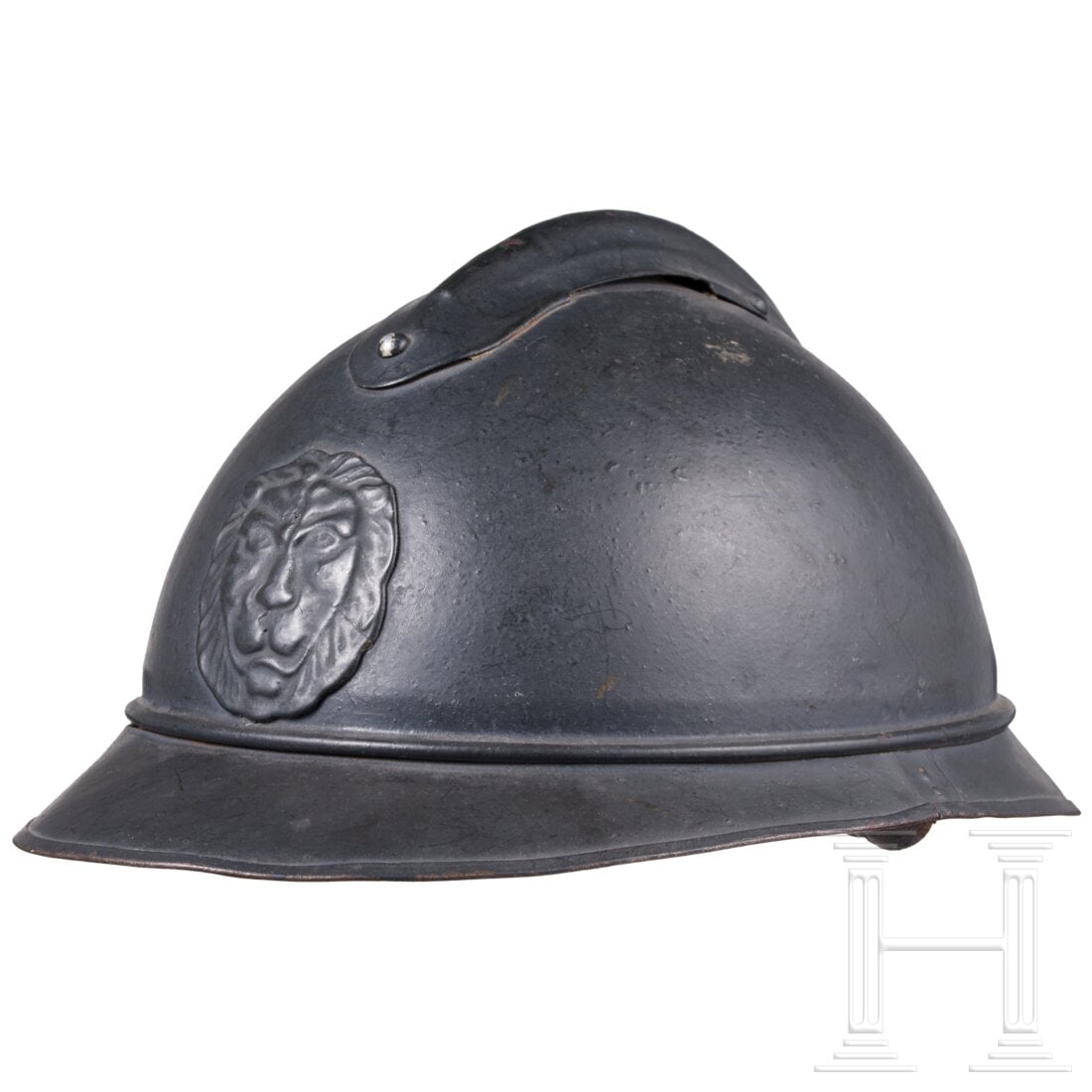 A Adrian M 15 steel helmet for the Belgian gendarmerie: A Adrian M 15 steel helmet for the Belgian gendarmerieBlau lackierte Stahlglocke (Fehlstellen, Dellen) mit angesetztem zweiteiligen Rand, aufgesetztem Verstärkungskamm und schauseitigem Löwenemblem.