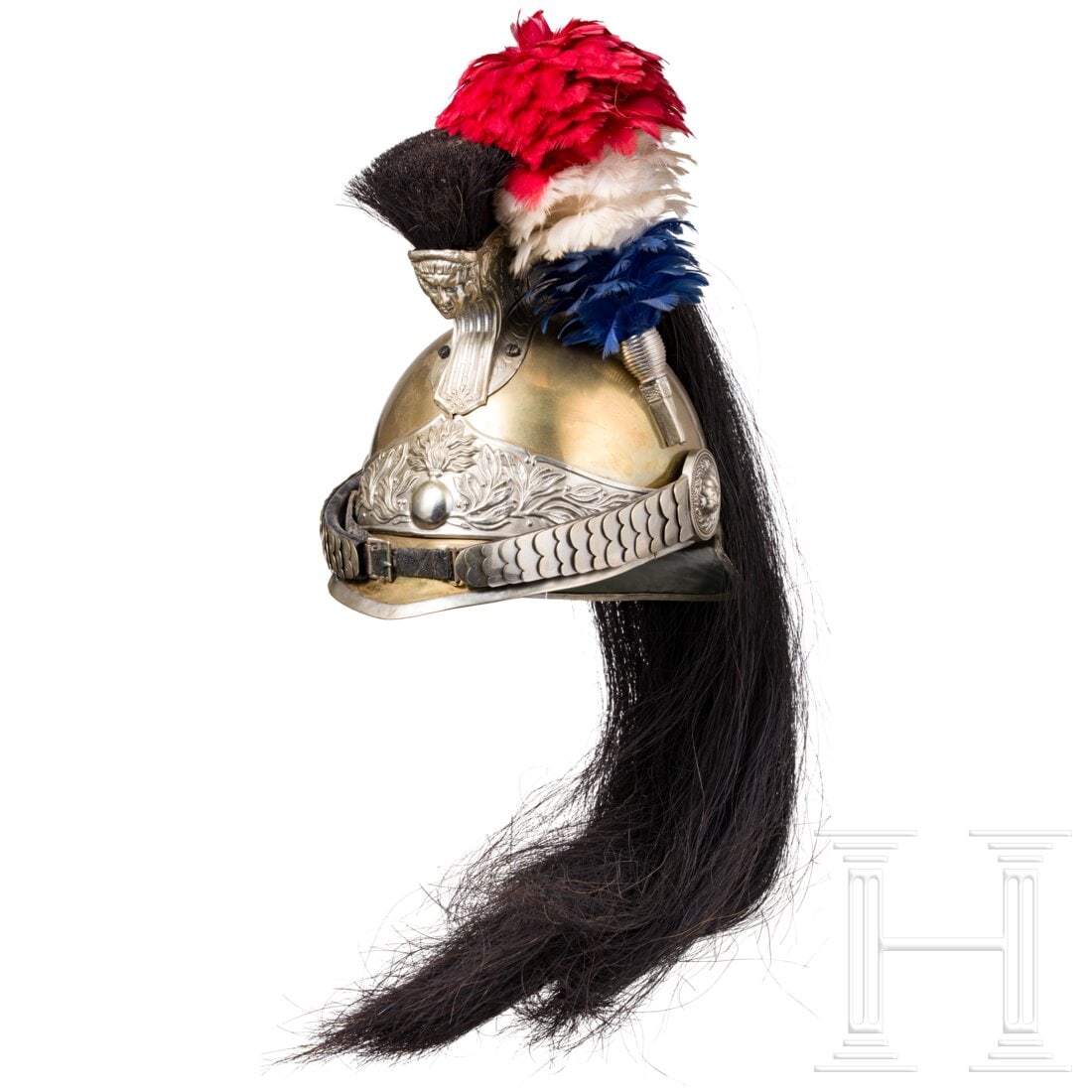 An M1912 helmet for police on horseback: An M1912 helmet for police on horsebackGlocke aus Messingblech mit Neusilberbeschlägen. Aufwendig reliefierter Kamm, darauf schwarzer Rosshaarbesatz mit langem Rosshaarschweif, stirnseitiges Granatem