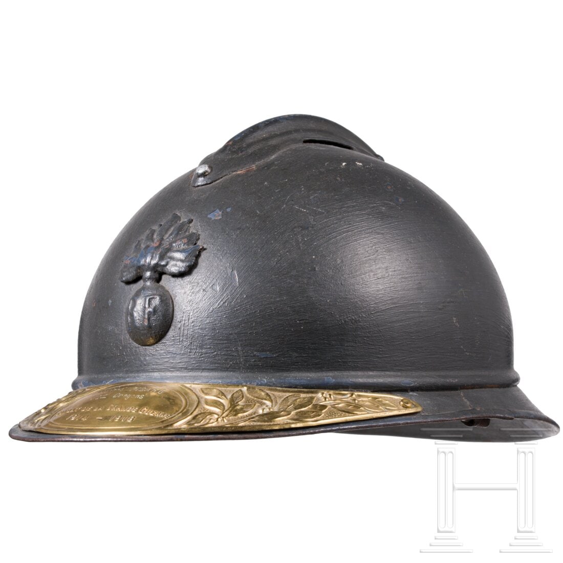 A "Adrian" steelhelmet M 15 with veteranshild for a lieutenant in the dragoons: A "Adrian" steelhelmet M 15 with veteranshild for a lieutenant in the dragoonsOlivbraun übermalte Eisenglocke mit angesetztem zweiteiligem Rand, aufgesetztem Verstärkungskamm und schauseitigem Infan