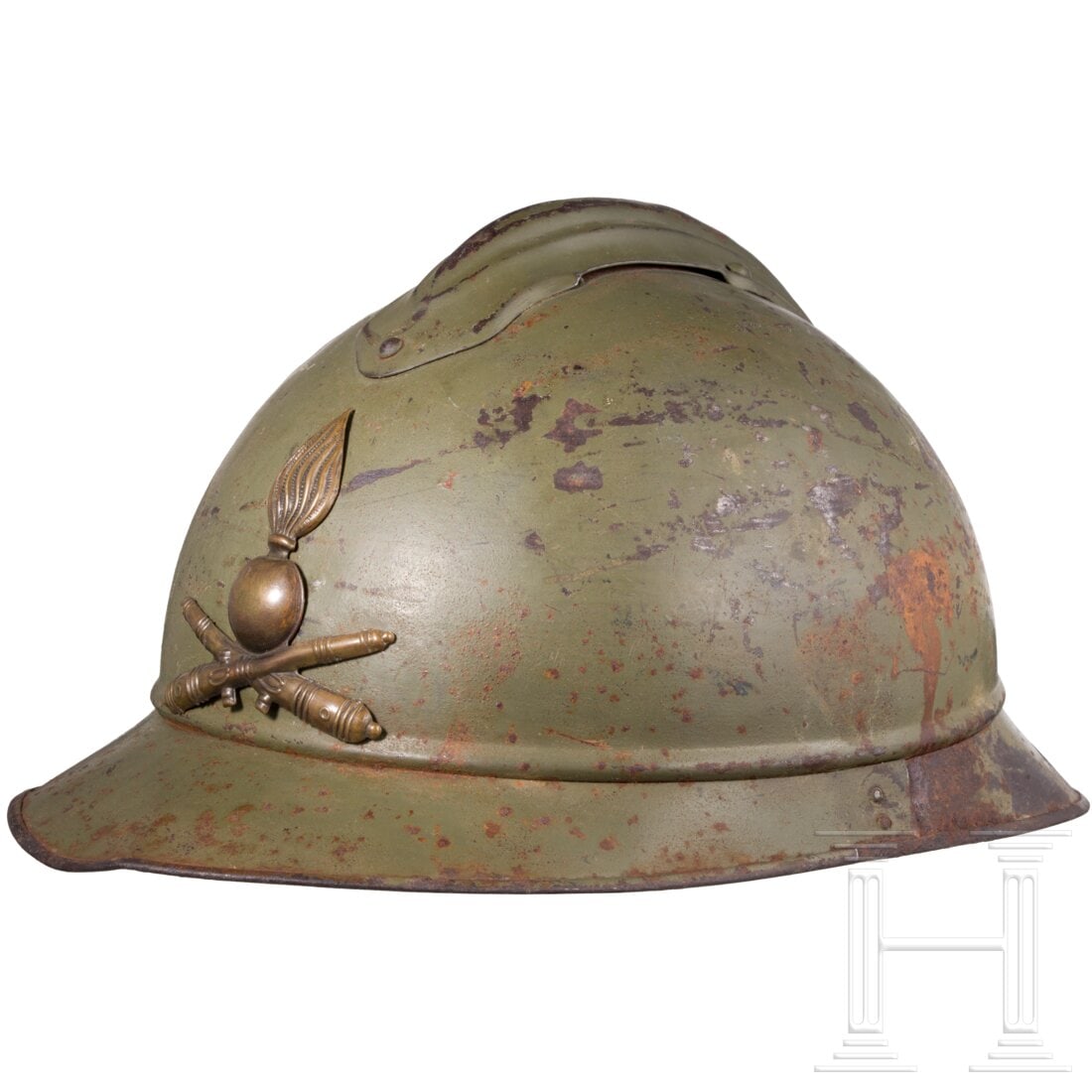 A "Adrian" steel helmet M 15 for the artillery: A "Adrian" steel helmet M 15 for the artillery Grün lackierte Eisenglocke (Dellen, Fehlstellen) mit angesetztem zweiteiligen Rand, aufgesetztem Verstärkungskamm und schauseitig aufgelegten Artilleri