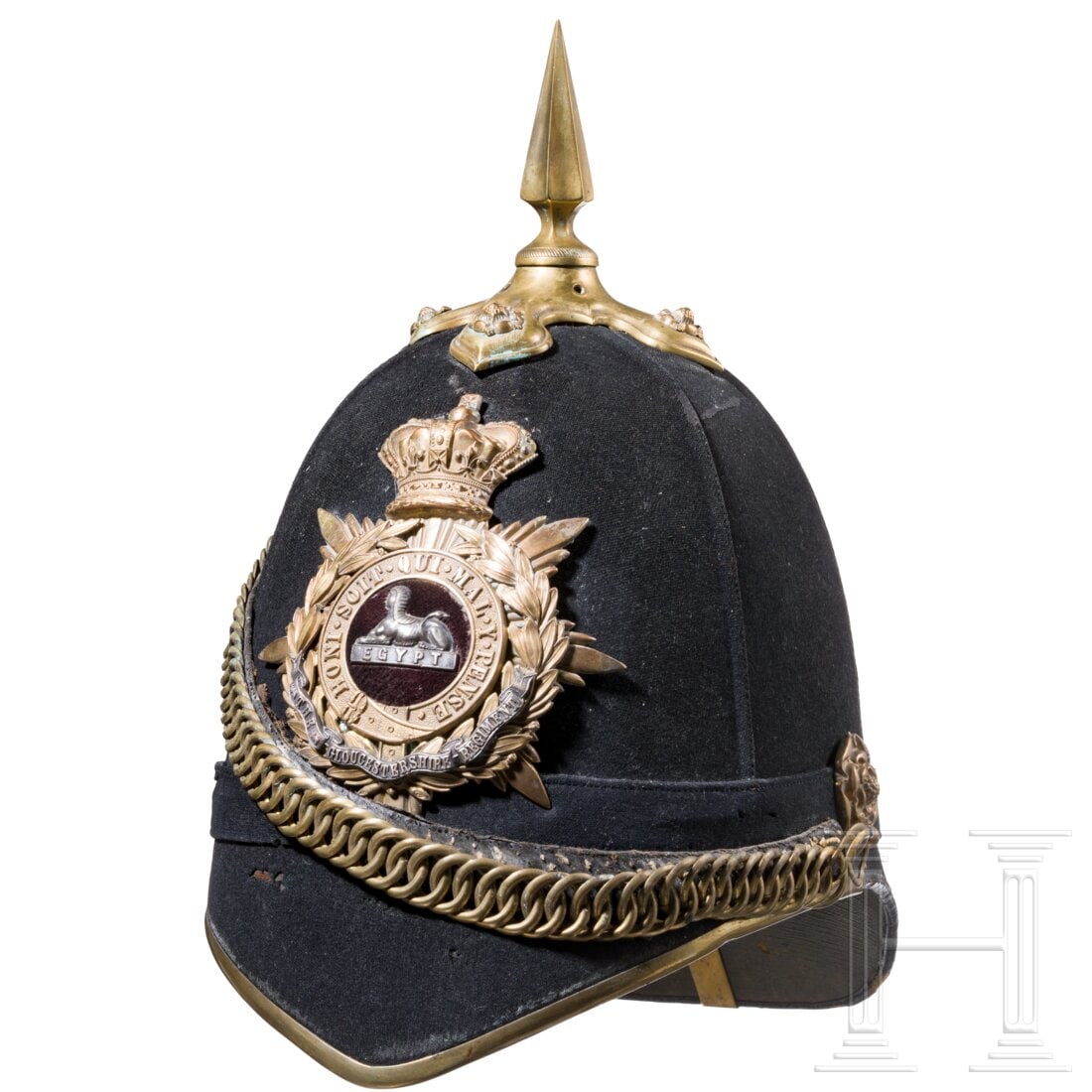 A helmet for members of the Gloucestershire Regiment: A helmet for members of the Gloucestershire RegimentSteifer Korpus mit schwarzem Tuch bezogen (Risse, kleine Löcher, etwas Abrieb, kleine Altreparaturen am Bund). Vergoldetes bekröntes Emblem (mehrt