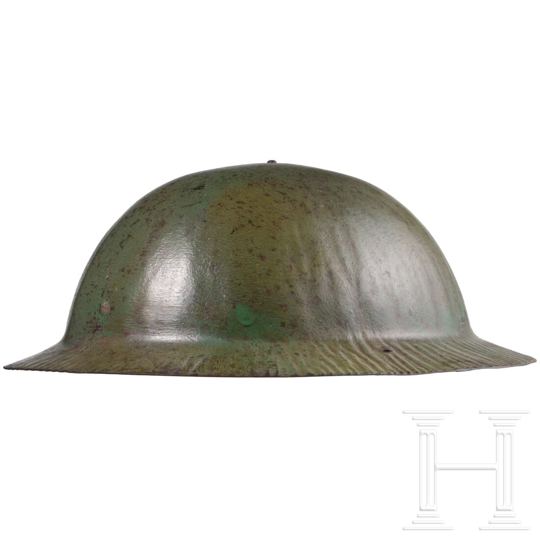 A Brodie steel helmet, early production: A Brodie steel helmet, early productionDie einteilige Glocke mit unsauber geprägten Rand ohne Randeinfassung, innenseitige Reste des im Scheitel vernieteten ledernen Kinnriemen an versplinteten Halte