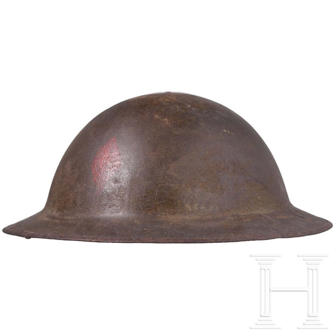 A steel helmet MK I "Brodie": A steel helmet MK I "Brodie" Frühe Fertigung, die einteilige Glocke mit überlappend verlöteter Randeinfassung und im Scheitel vernieteten ledernen Kinnriemen mit „Donut" und versplinteten Halteb�