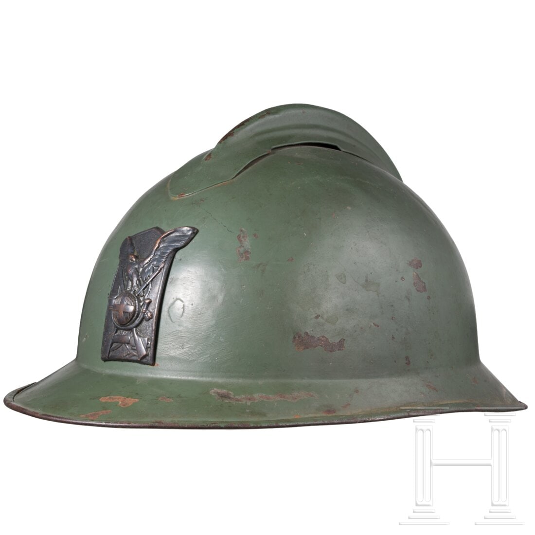 Steel helmet “Adrian?? M 16 for members of the Savoy Alpine troops: Steel helmet “Adrian” M 16 for members of the Savoy Alpine troopsEinteilige italienische Fertigung, grün überstrichen. Die Eisenglocke (Dellen) mit aufgesetztem Verstärkungskamm und schause