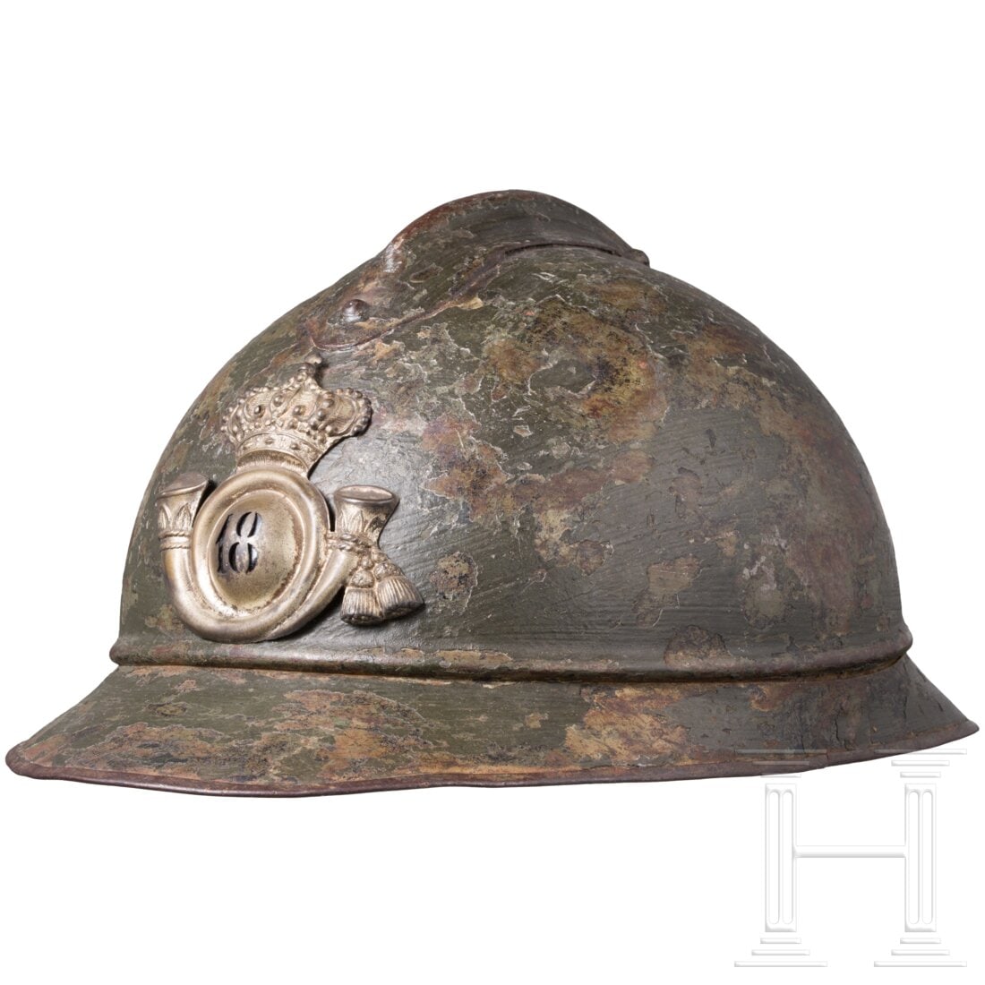 A steel helmet "Adrian" M 15 for members of the 18th cavalry regiment,: A steel helmet "Adrian" M 15 for members of the 18th cavalry regiment, Die Eisenglocke (Dellen, flugrostig) mit angesetztem zweiteiligen Rand, aufgesetztem Verstärkungskamm, Resten der Originallackie