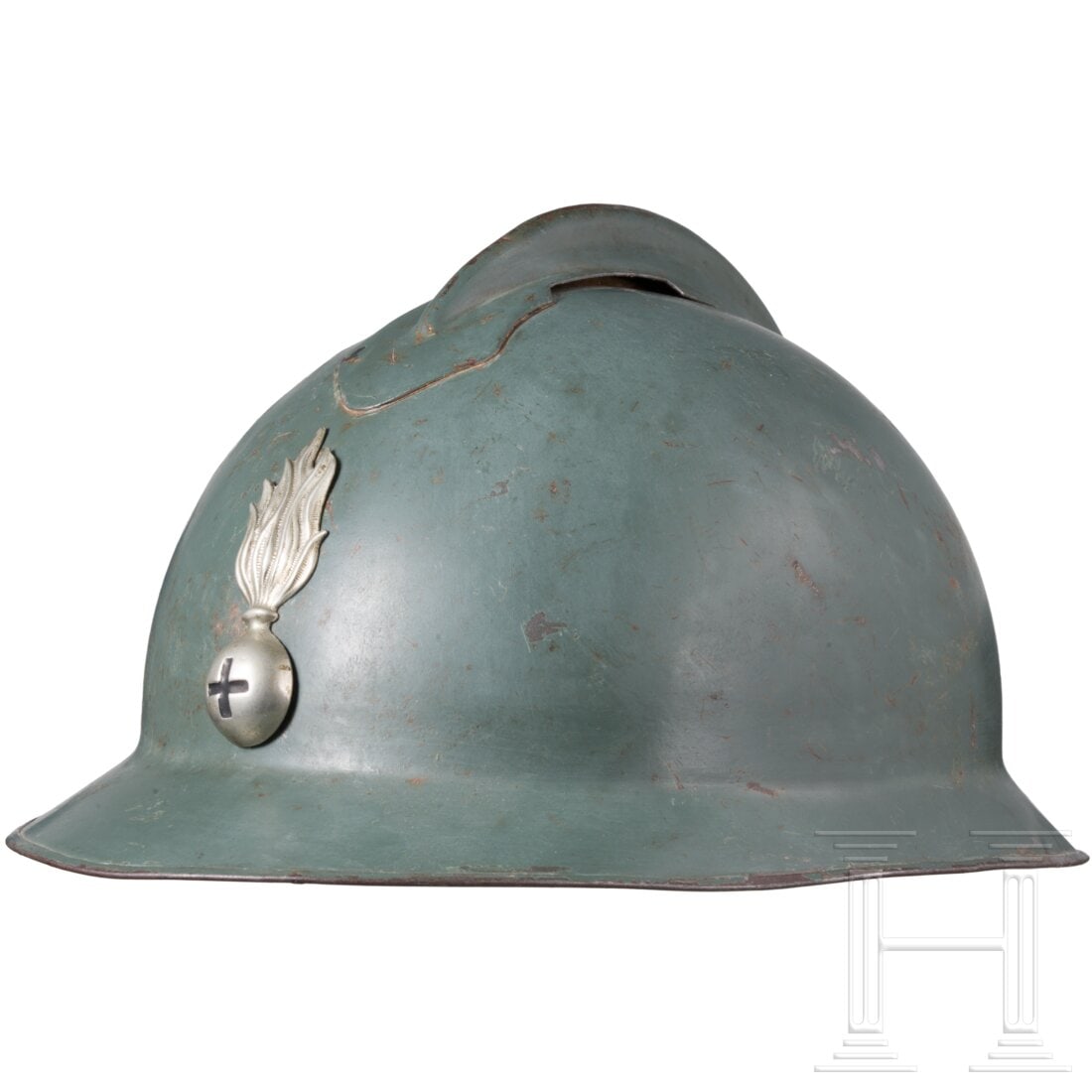 Stahlhelm „Adrian" M 16 für Angehörige der savojer Dragoner: Stahlhelm „Adrian" M 16 für Angehörige der savojer DragonerEinteilige italienische Fertigung, mit grünlicher Lackierung. Die Eisenglocke (Dellen) mit aufgesetztem Verstärkungskamm und schauseiti