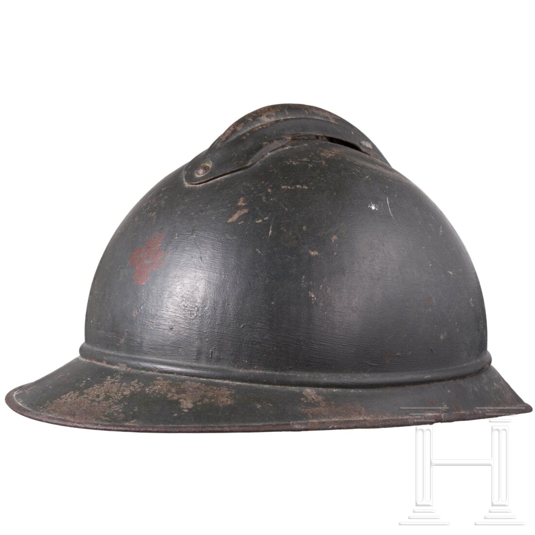 A steel helmet "Adrian" M 15 for medical personnel: A steel helmet "Adrian" M 15 for medical personnelDunkelgrün überstrichene Eisenglocke (Dellen, flugrostig) mit angesetztem zweiteiligen Rand, aufgesetztem Verstärkungskamm, und vs. aufgemaltem Rot