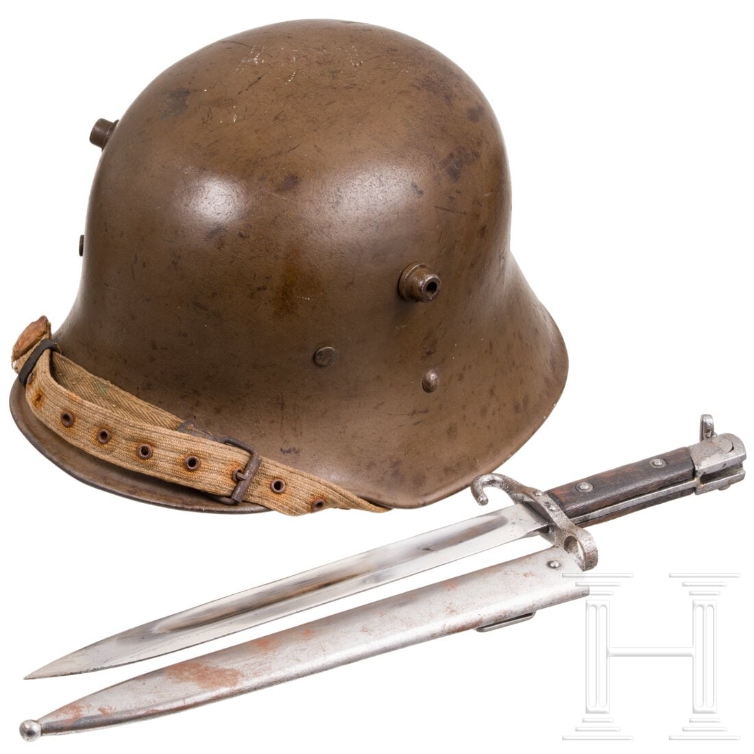 Stahlhelm M 17 und Bajonett Steyr M 95: Stahlhelm M 17 und Bajonett Steyr M 95Stahl mit isonzobrauner Originallackierung (berieben, Rostspuren), innen ein dreiteiliges, gepolstertes braunes Lederlaschenfutter (Risse, Altreparaturen) an eise