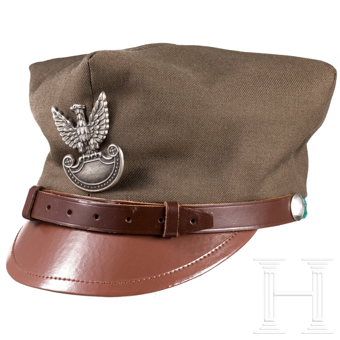 A Rogatywka field cap in the style after 1945: A Rogatywka field cap in the style after 1945Gute Sammleranfertigung aus feldgrauem Tuch mit schrägem Grat, weißem Metalladler ohne Krone, Kinnriemen aus Echtleder, Kunstlederschweißband und Futter