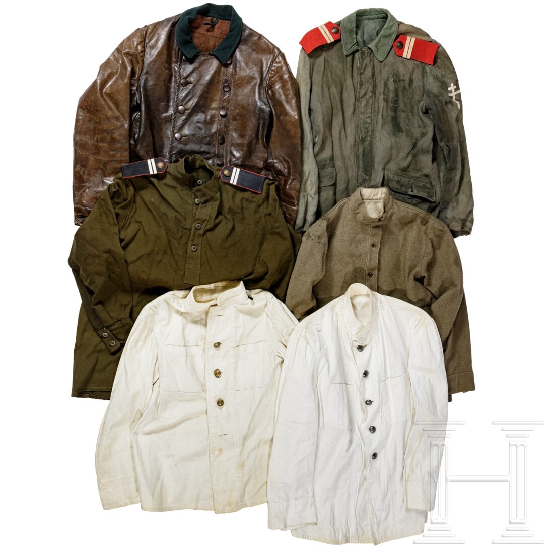 Six tunics for Russian NCOs, circa 1915/18: Six tunics for Russian NCOs, circa 1915/18 Drei Röcke aus feldgrauem Tuch, zwei davon mit Schulterstücken für Unteroffiziere. Drei Röcke aus weißem Tuch, zwei davon für Vertreter der russischen 