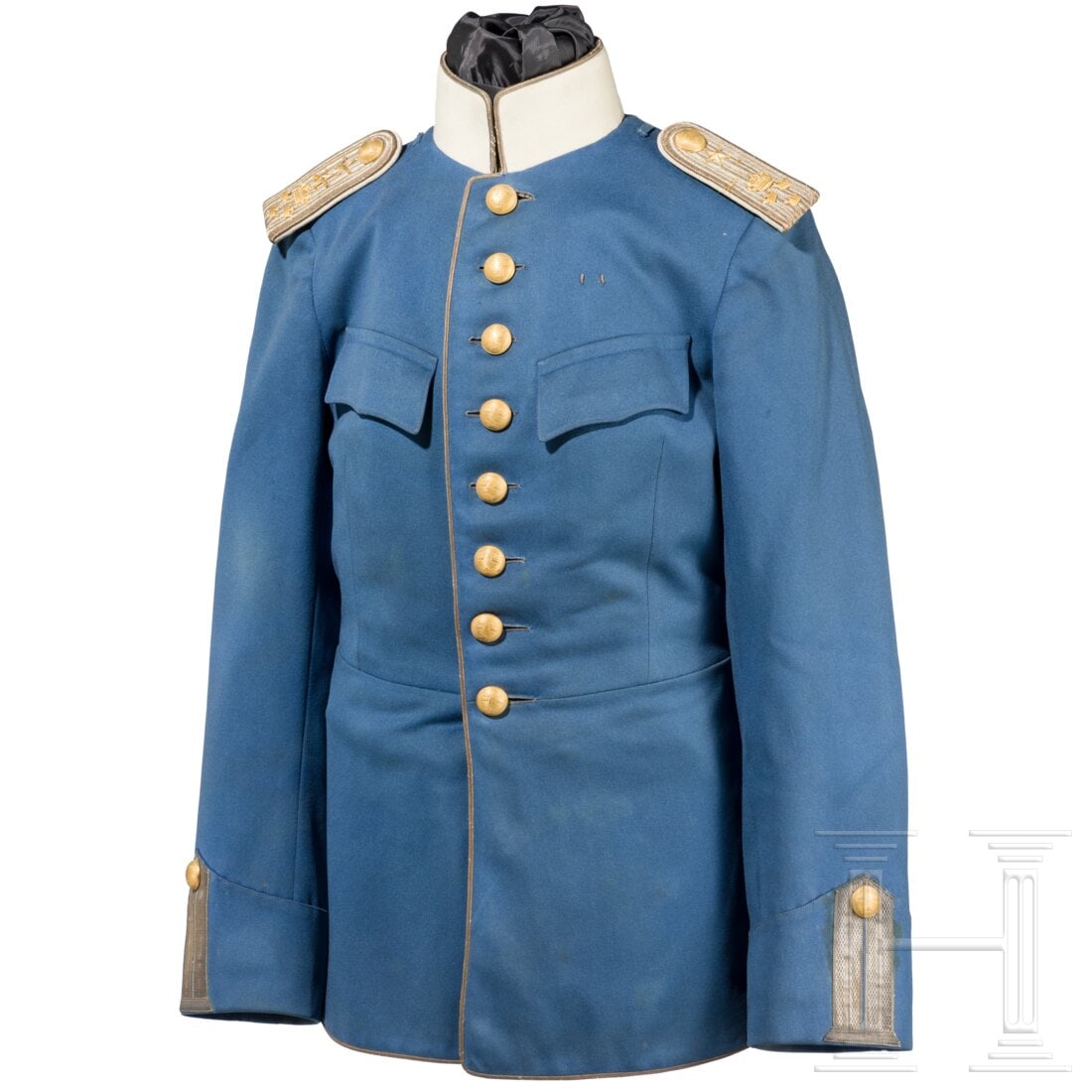 A tunic M 1895 for dragoon officers, dated 1915: A tunic M 1895 for dragoon officers, dated 1915Hellblaues Grundtuch mit weißem Stehkragen, silbernen Vorstößen und silberner Tresse an den polnischen Aufschlägen, goldene Knöpfe mit drei Kronen, 