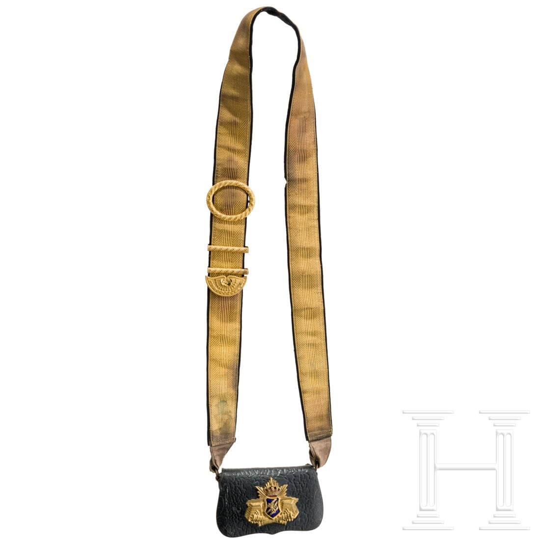 A cartridge box M 1893 and bandolier for officers of the Swedish artillery: A cartridge box M 1893 and bandolier for officers of the Swedish artilleryDeckel aus schwarzem Lackleder (raue Oberfläche durch Hitze) mit dreifach aufgesplintetem vergoldeten Buntmetallemblem, im Ze