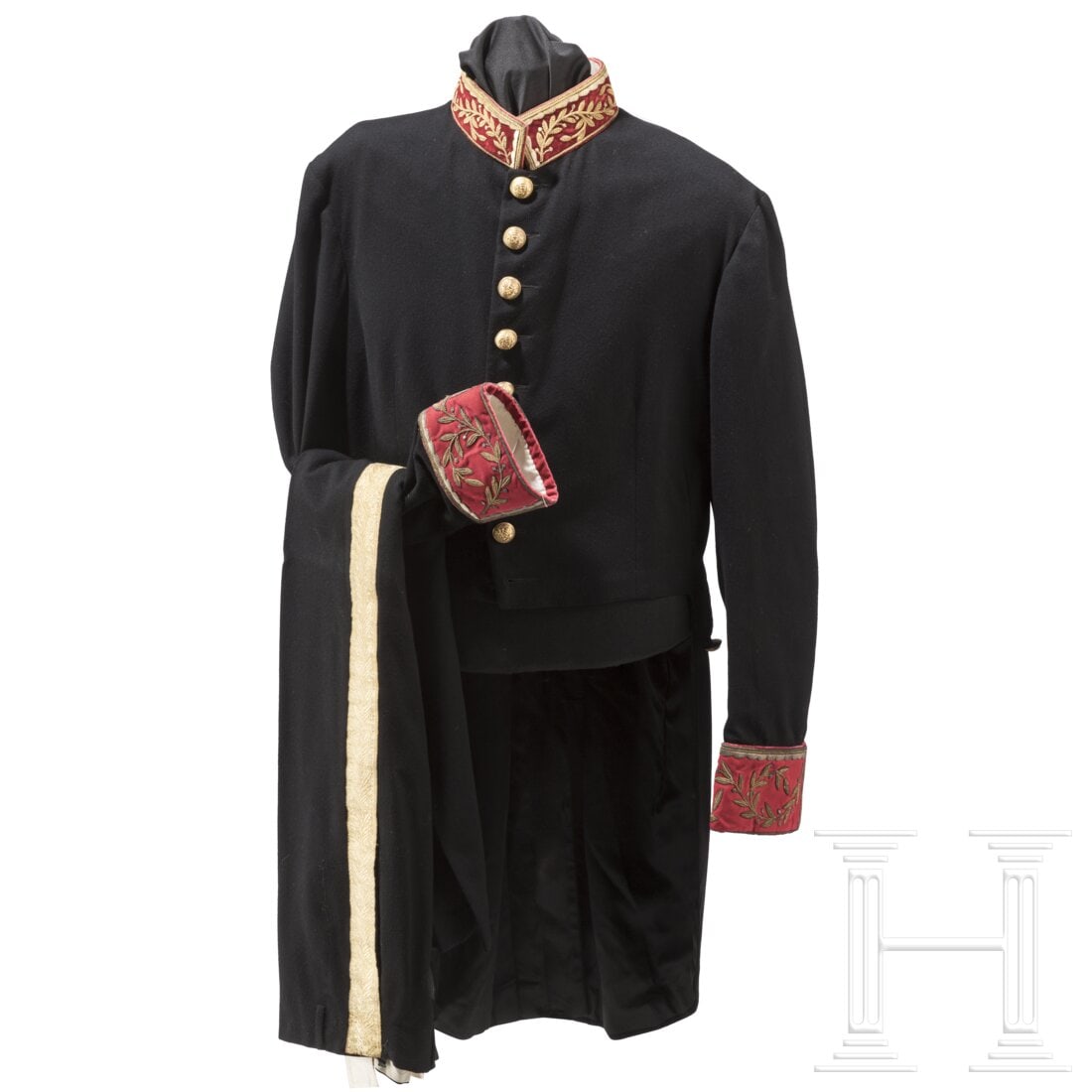 A uniform of a papal chamberlain, 1st half of the 20th century: A uniform of a papal chamberlain, 1st half of the 20th centuryUniformjacke aus feinem schwarzen Tuch, vergoldete Knöpfe mit reliefierten päpstlichen Insignien (einer separat in Brustinnentasche), rs