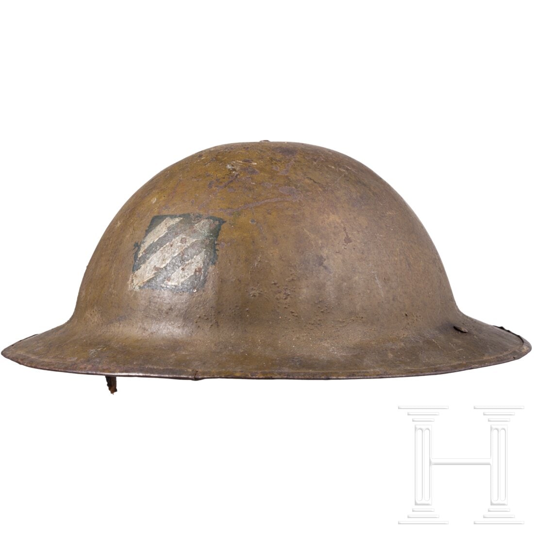 A steel helmet M 17 "Brodie" of a veteran of the 3rd Infantry Division: A steel helmet M 17 "Brodie" of a veteran of the 3rd Infantry DivisionDie einteilige Glocke aus britischer Fertigung mit überlappend vernieteter Randeinfassung und im Scheitel vernieteten ledernen Ki