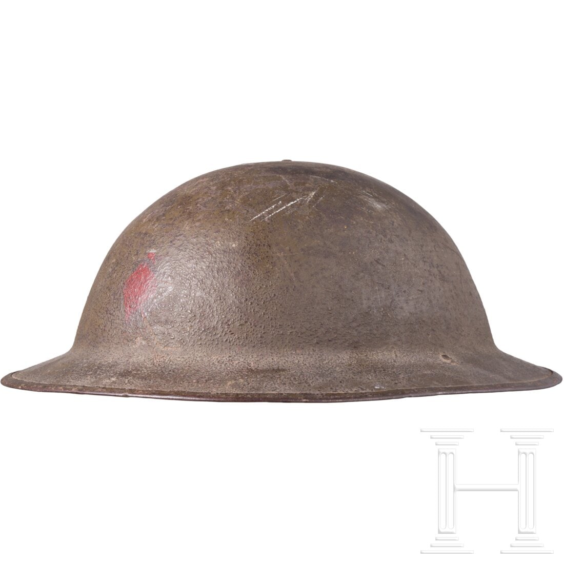 A steel helmet M 17 "Brodie" of a veteran of the 5th Infantry Division: A steel helmet M 17 "Brodie" of a veteran of the 5th Infantry DivisionDie einteilige Glocke aus amerikanischer Fertigung mit verlöteter Randeinfassung und im Scheitel vernieteten ledernen Kinnriemen 