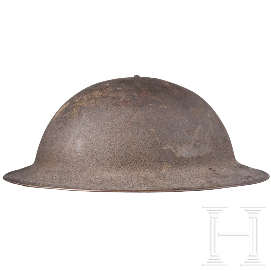 A steel helmet M 17 "Brodie" of a veteran of the 28th Infantry Division "Keystone": A steel helmet M 17 "Brodie" of a veteran of the 28th Infantry Division "Keystone"Die einteilige Glocke aus amerikanischer Fertigung mit auf Stoß verlöteter Randeinfassung und im Scheitel vernietete