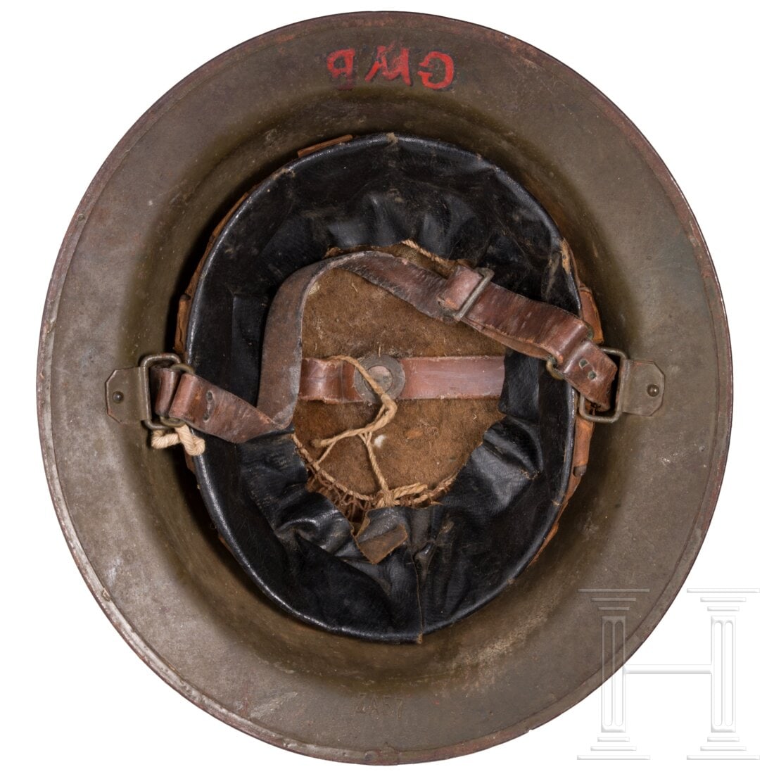 A steel helmet M 17 "Brodie" of a veteran of the 30th Infantry Division "Old Hickory": A steel helmet M 17 "Brodie" of a veteran of the 30th Infantry Division "Old Hickory"Die einteilige Glocke aus amerikanischer Fertigung mit verlöteter Randeinfassung und im Scheitel vernieteten leder