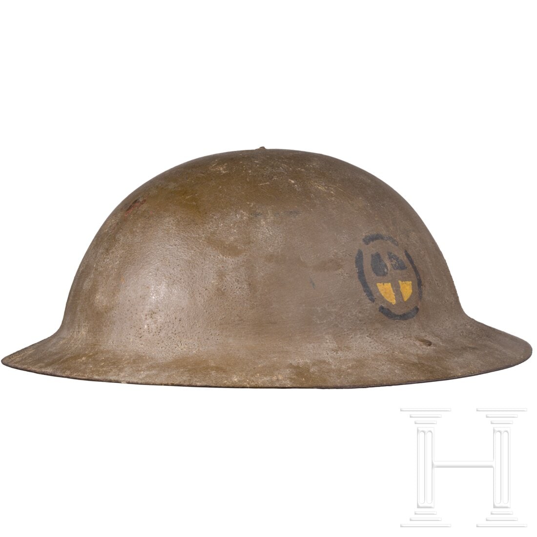 A steel helmet M 17 "Brodie" of a veteran of the 35th? Infantry Division: A steel helmet M 17 "Brodie" of a veteran of the 35th? Infantry DivisionDie einteilige Glocke aus früher britischer Fertigung ohne Randeinfassung und im Scheitel vernieteten ledernen Kinnriemen an ve