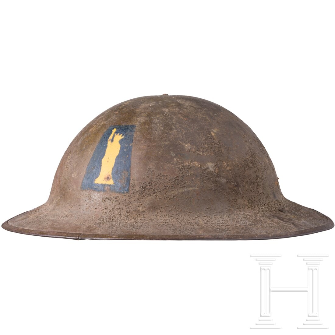 A steel helmet M 17 "Brodie" of a veteran of the77th Infantry Division: A steel helmet M 17 "Brodie" of a veteran of the77th Infantry Division Die einteilige Glocke aus britischer Fertigung mit überlappend verlöteter Randeinfassung und im Scheitel vernieteten ledernen K
